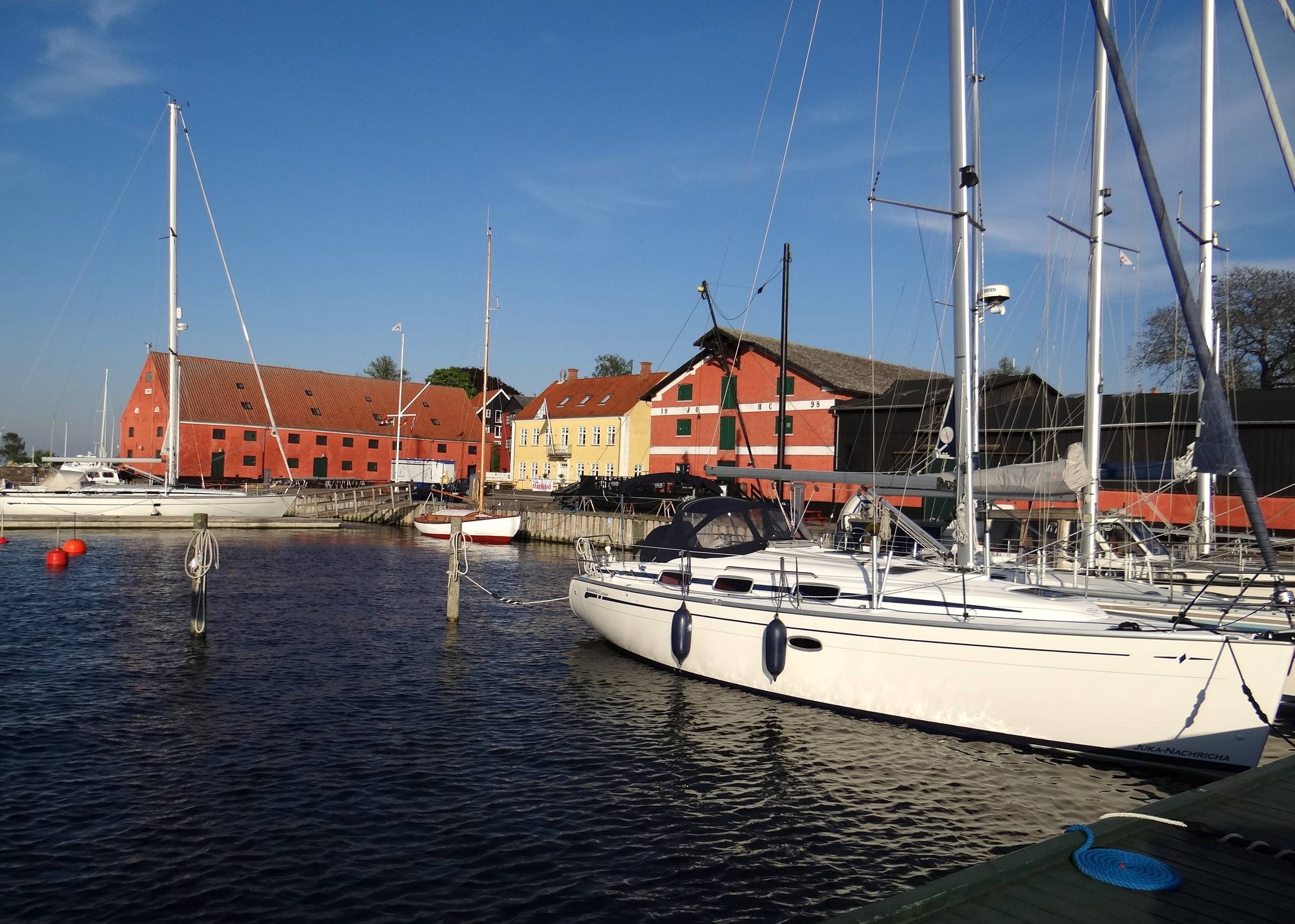Hafenszene mit roten Speicherhäusern im Hintergrund