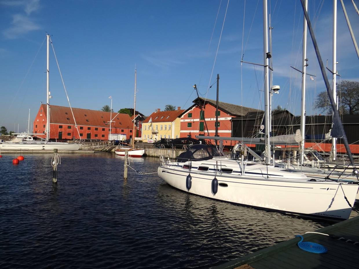 Hafenszene mit roten Speicherhäusern im Hintergrund