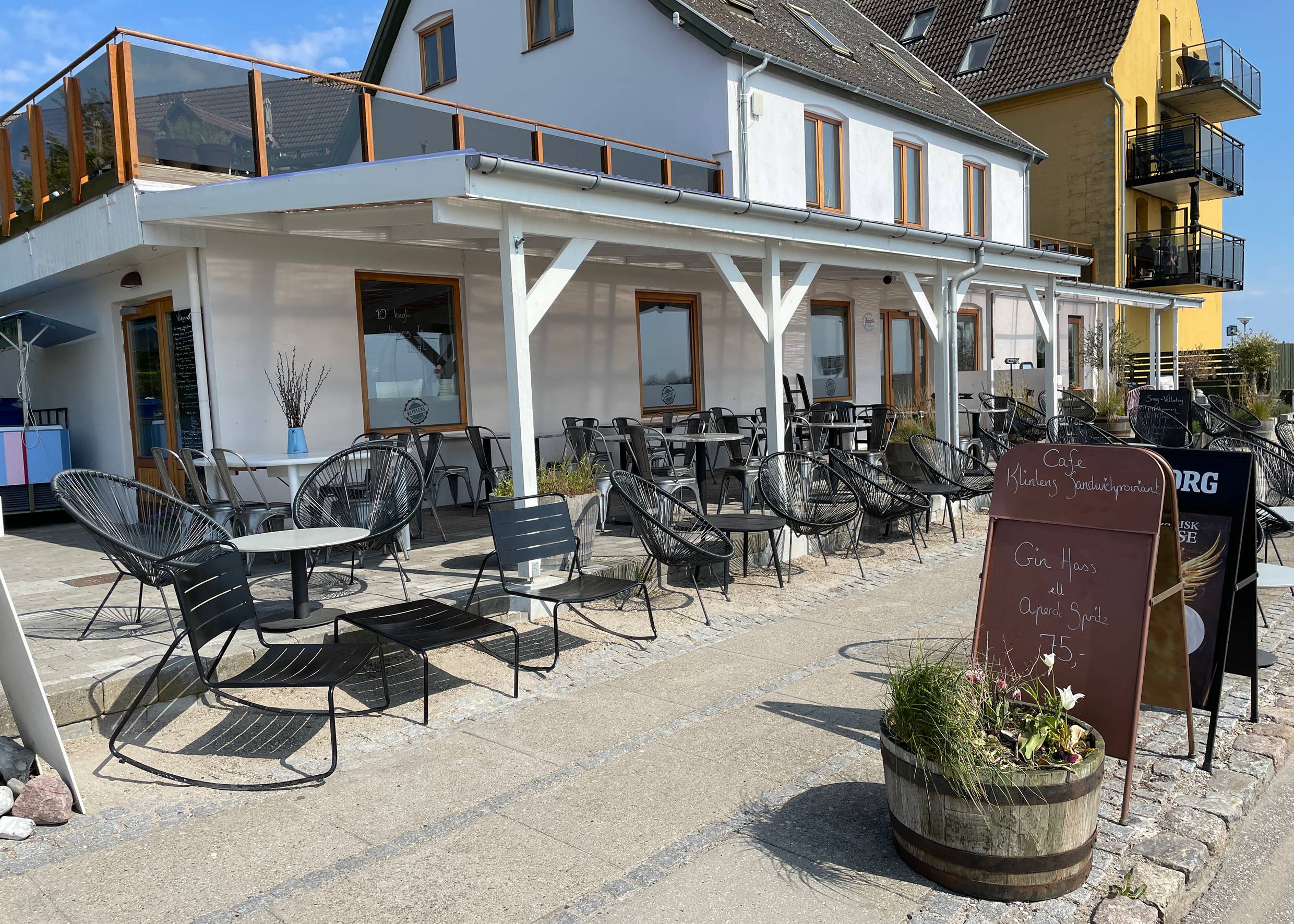 Blick auf eine überdachte Restaurantterrasse