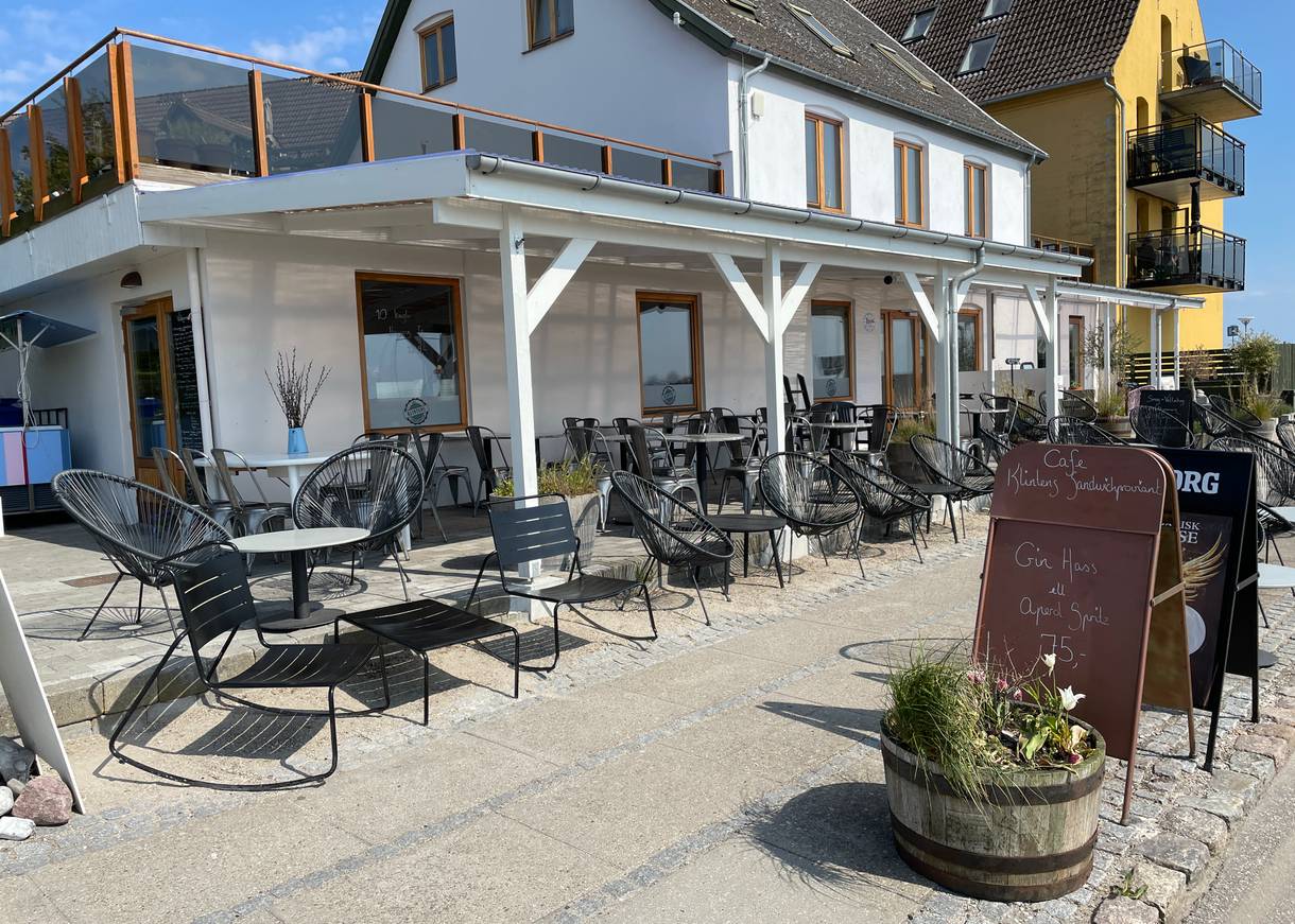 Blick auf eine überdachte Restaurantterrasse