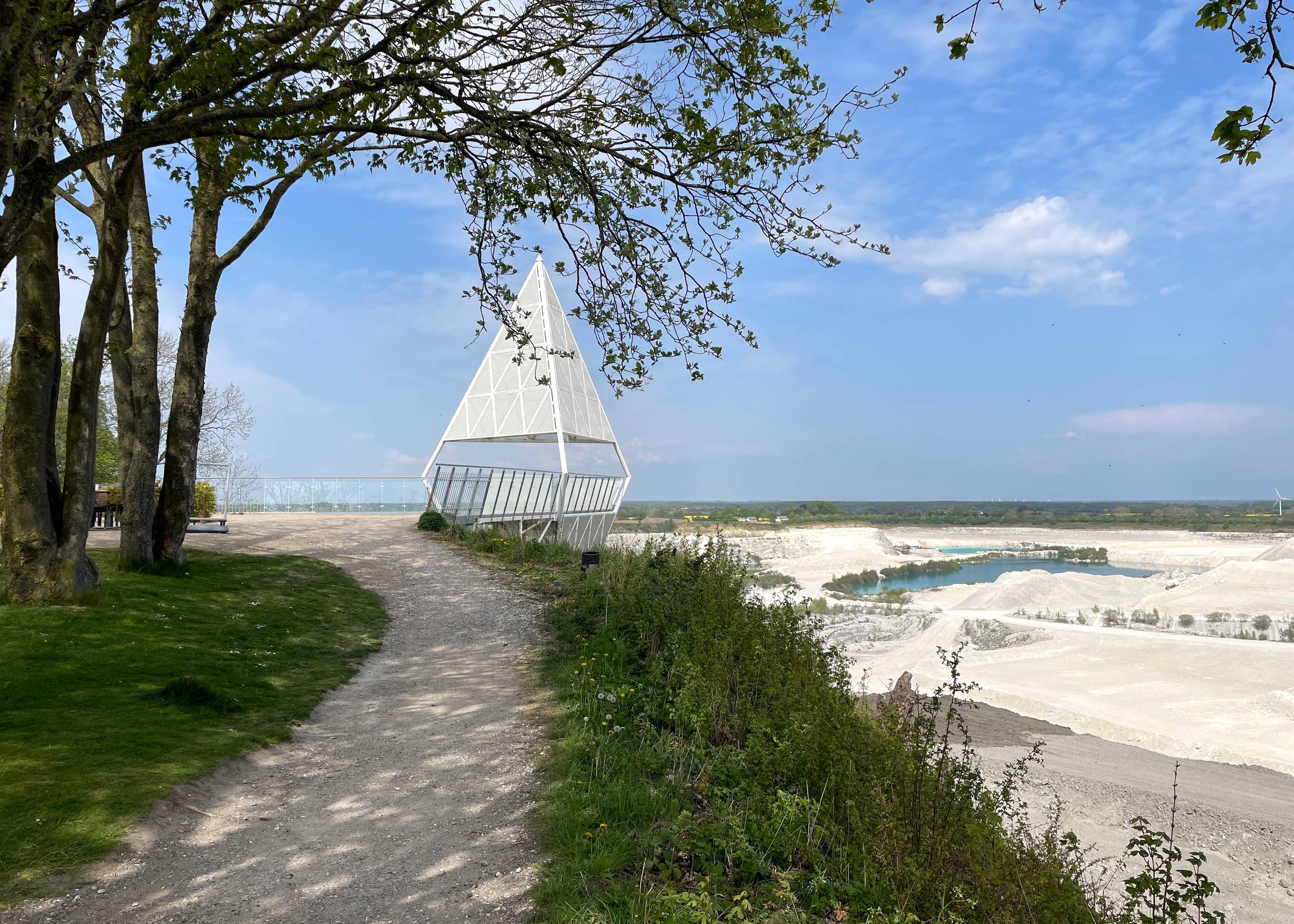 Weiße Stahlpyramide über einem Aussichtssteg am Kalkbruch
