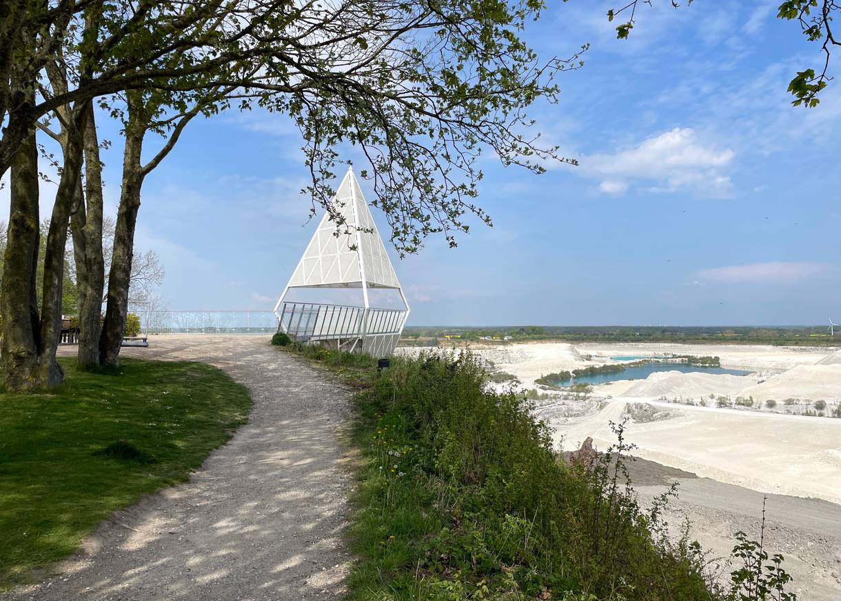 Weiße Stahlpyramide über einem Aussichtssteg am Kalkbruch
