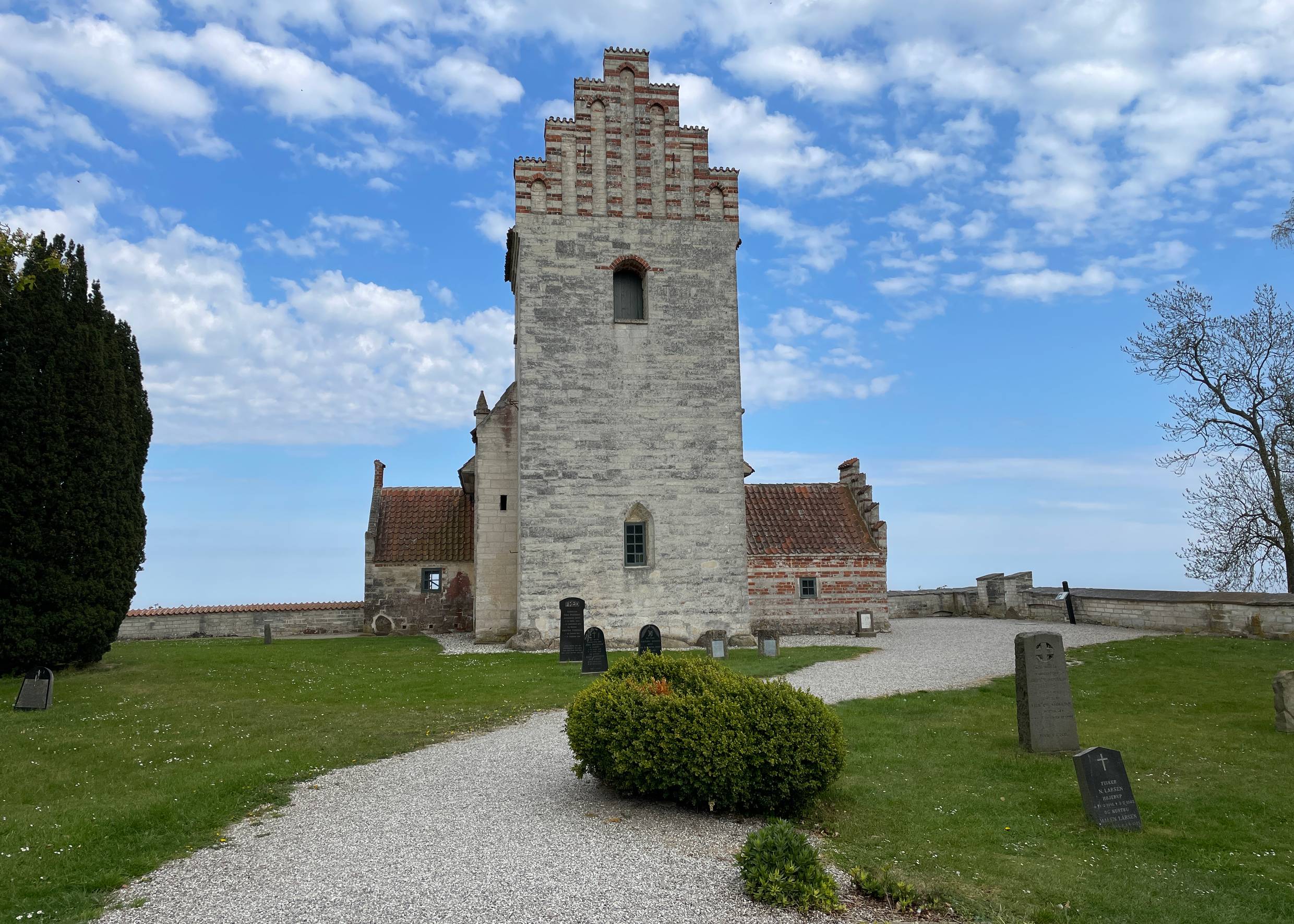 Højerup Kirche, die halb von der Steilküste gestürzt ist