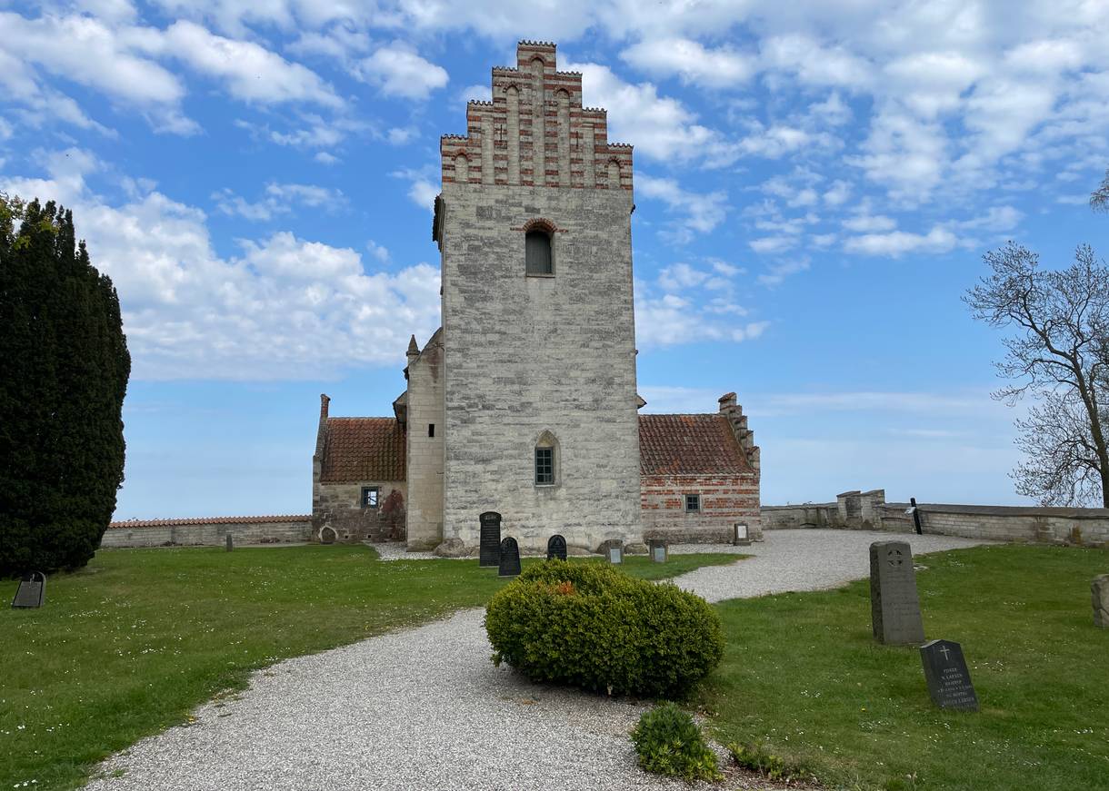 Højerup Kirche, die halb von der Steilküste gestürzt ist