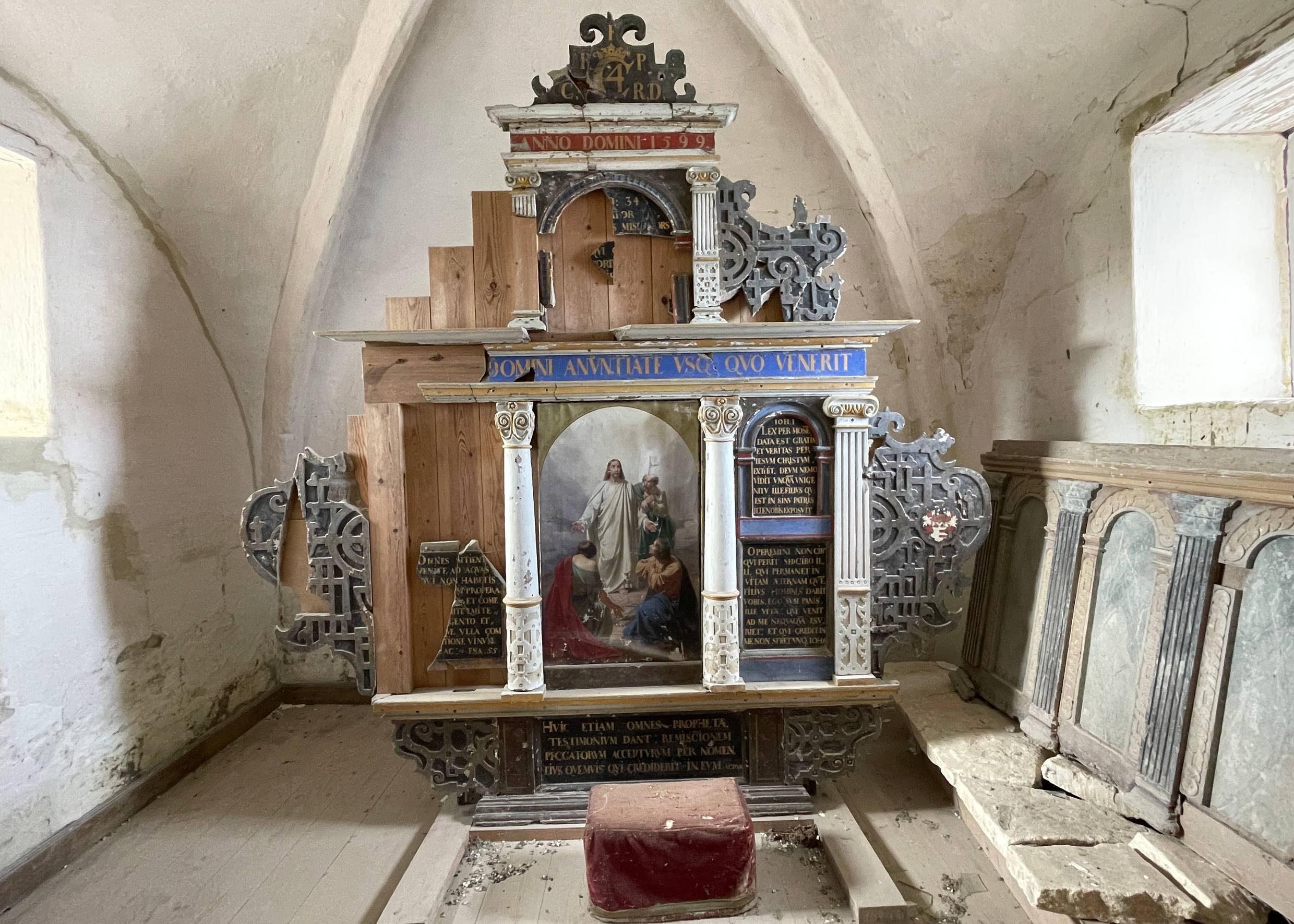 Der teilweise zerbrochene Altar aus der alten Kirche