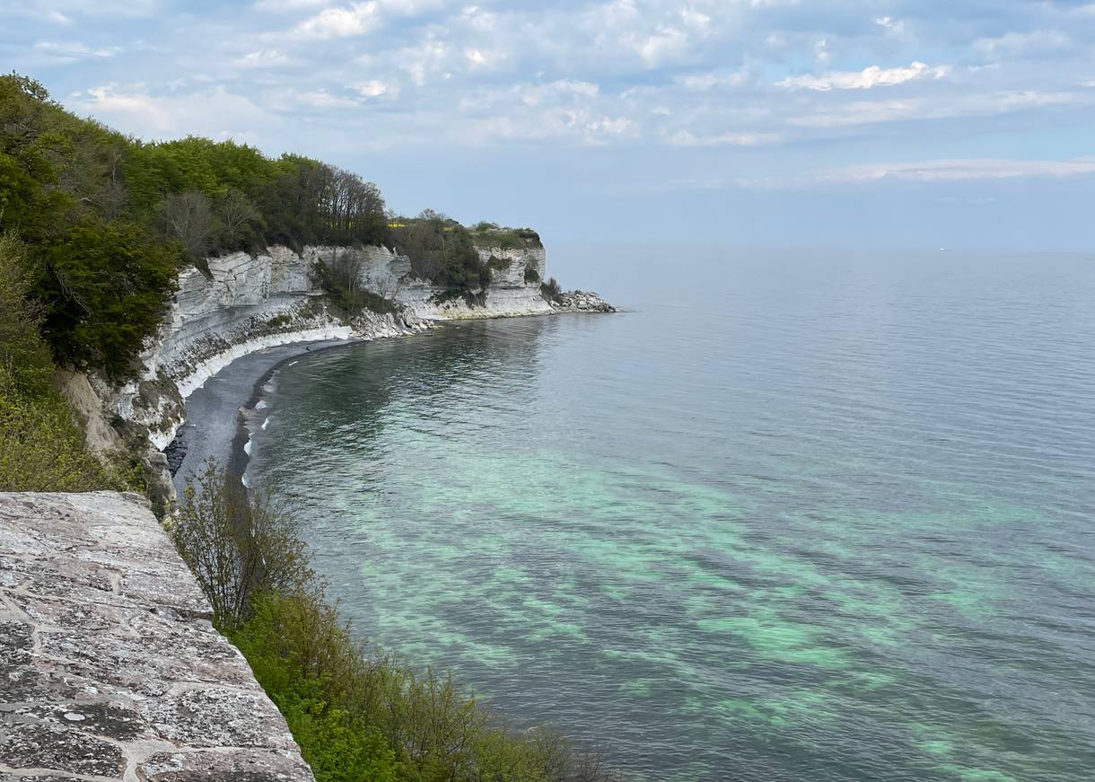 Aussicht auf die Steilküste Stevns Klint von der Aussichtstrerrasse der alten Kirche