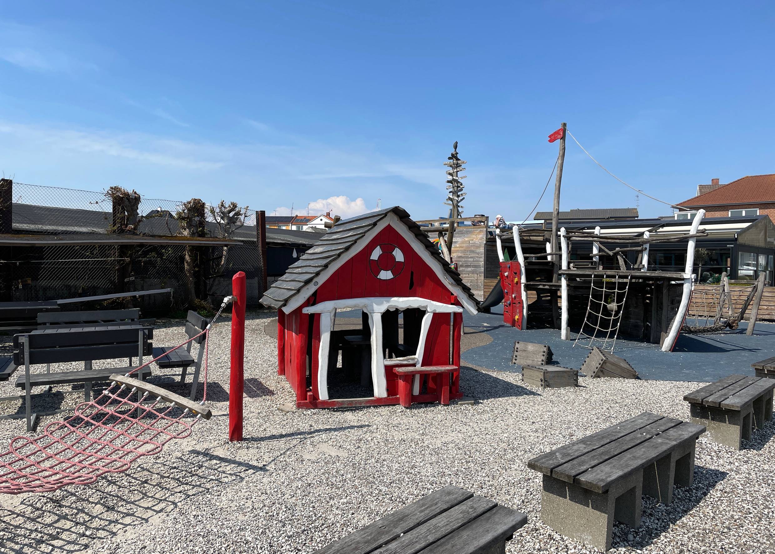 Rotes Holzhäuschen auf einem Spielplatz