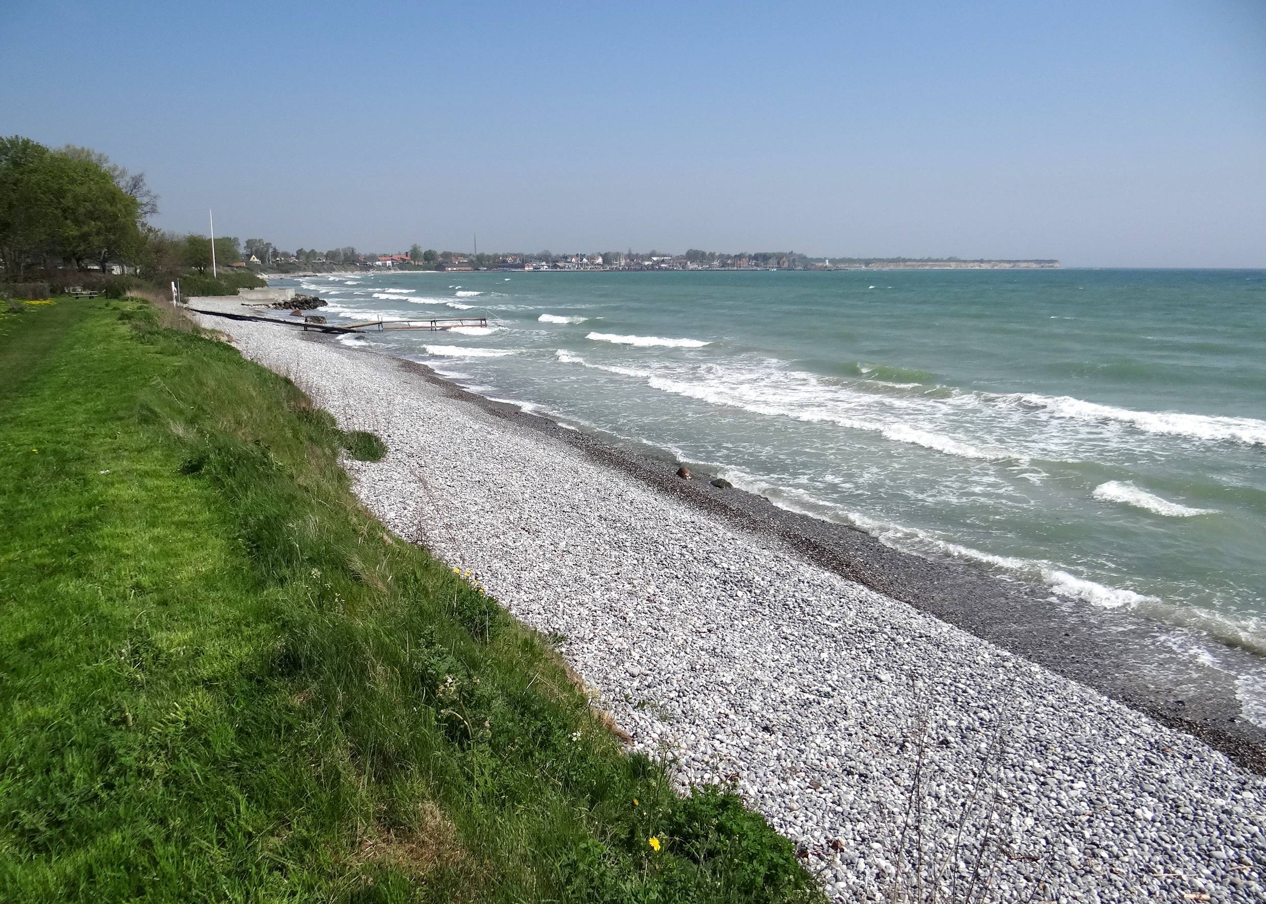 Steiniger Strand mit Badesteg