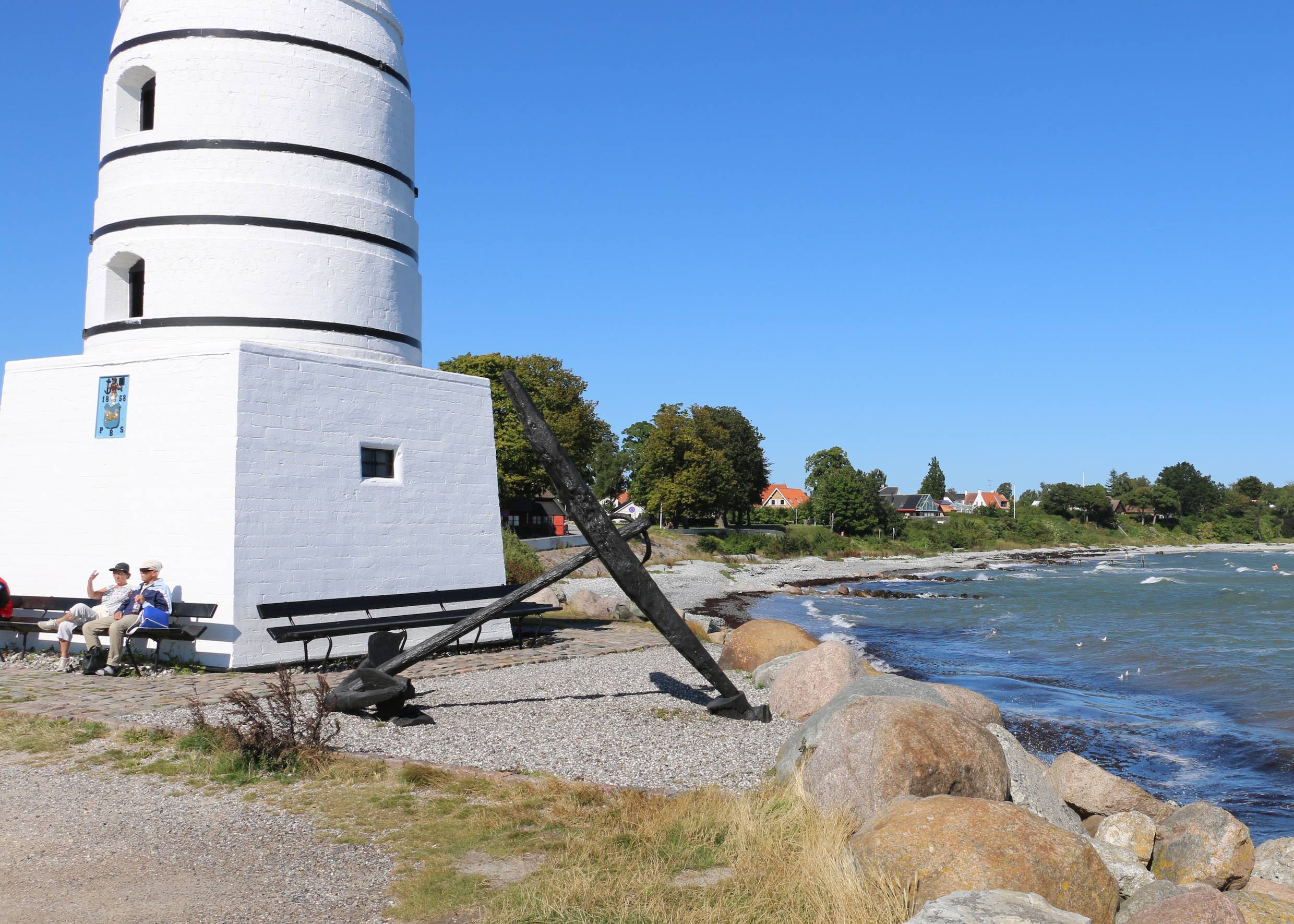 Weißes Türmchen am Hafen in Rødvig Stevns