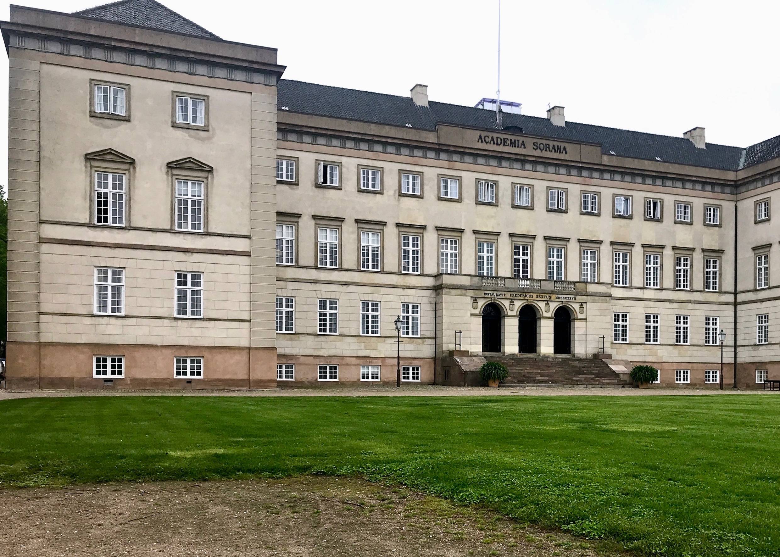 Sehr großes, altes, graues Schulgebäude