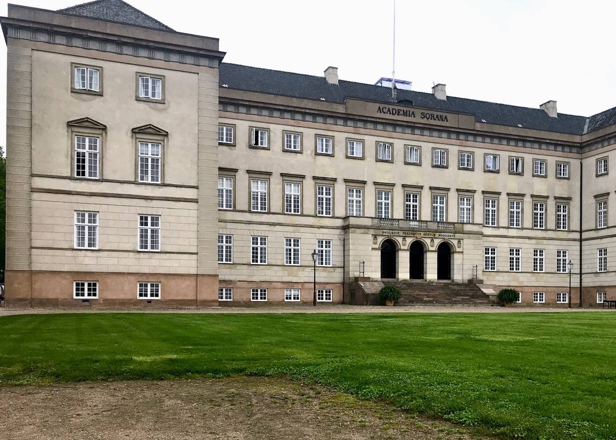 Sehr großes, altes, graues Schulgebäude