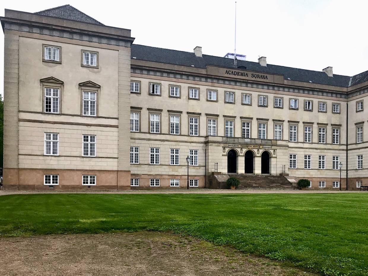 Sehr großes, altes, graues Schulgebäude