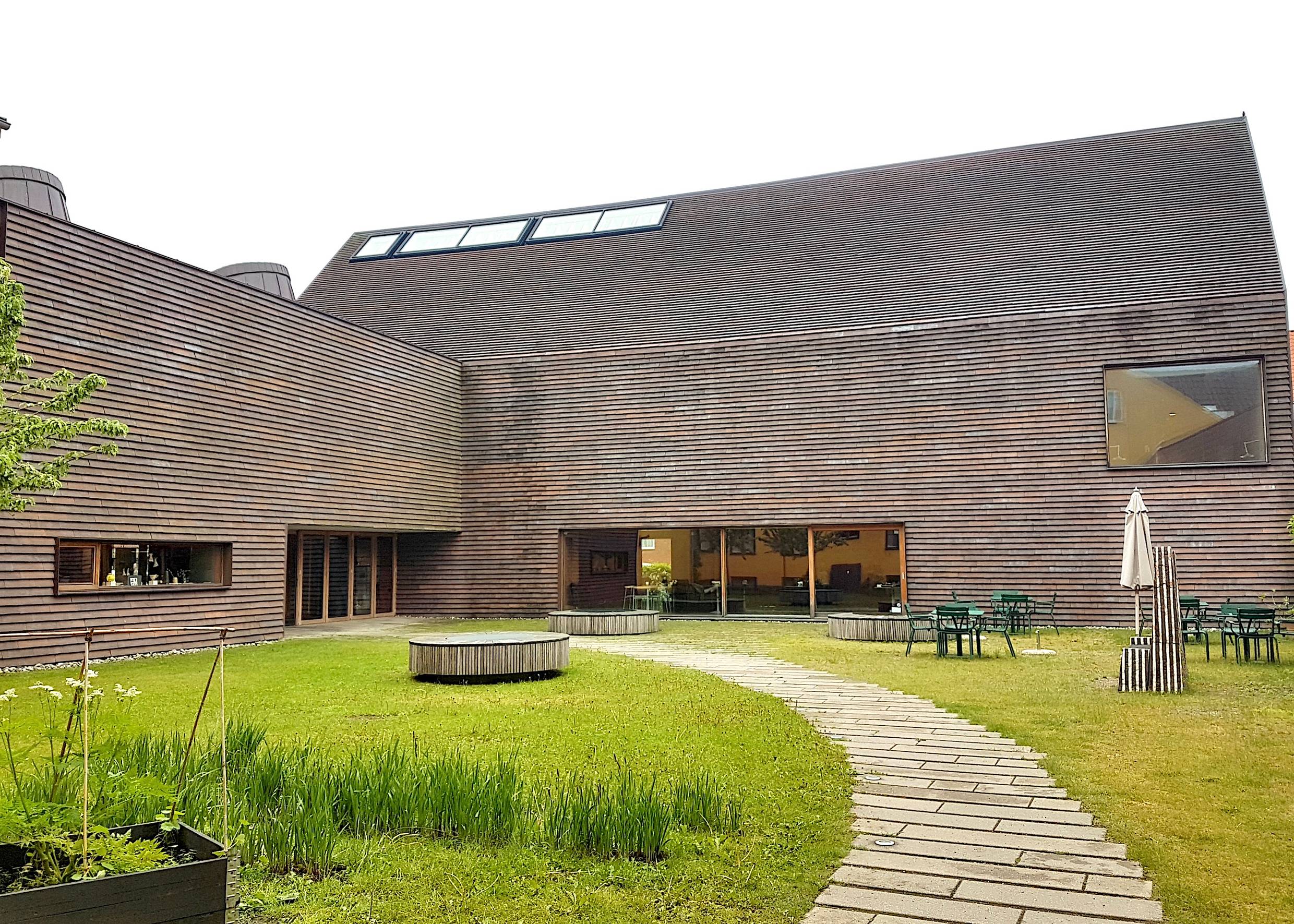 Moderner Holzbau in einem Hinterhof