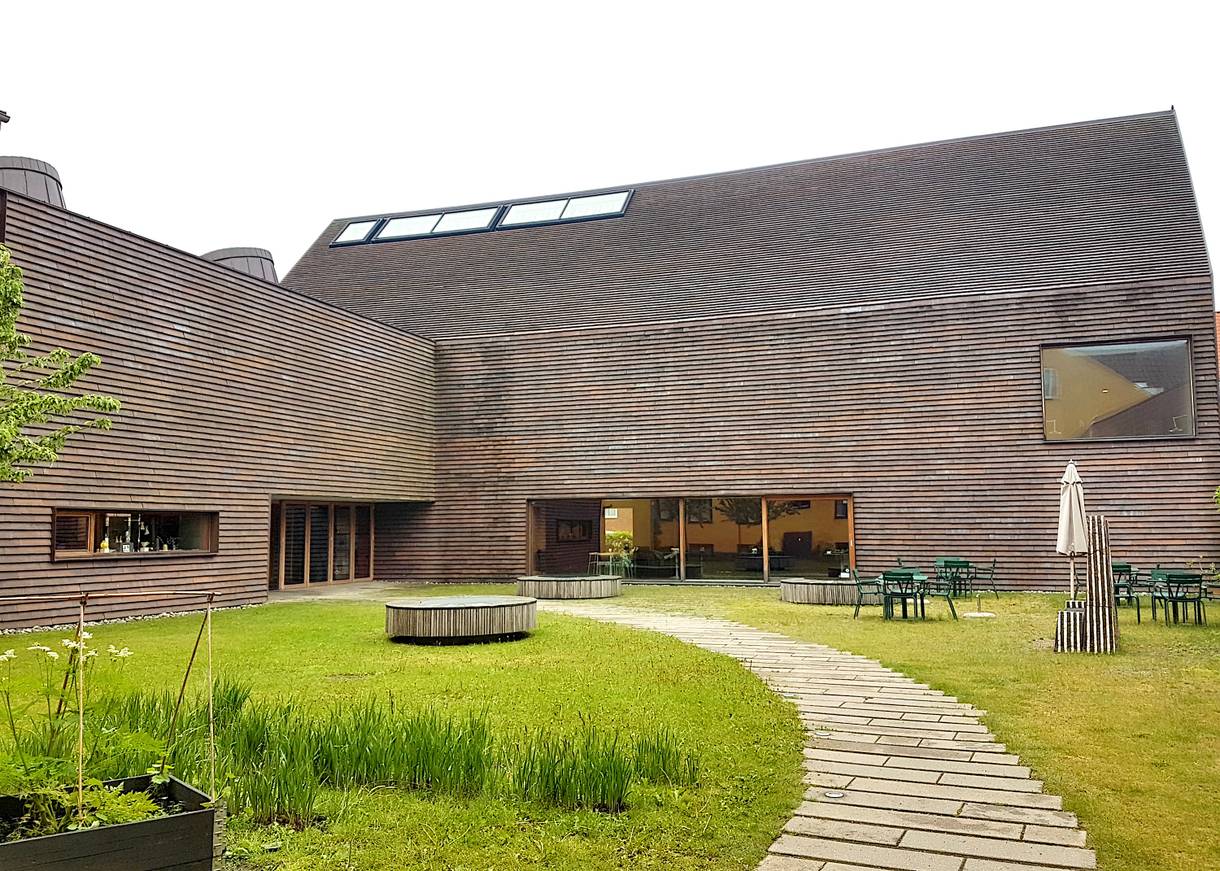 Moderner Holzbau in einem Hinterhof