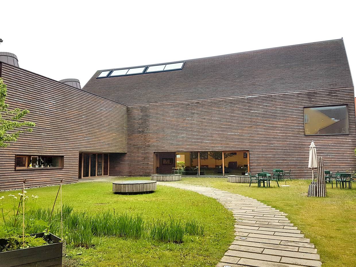 Moderner Holzbau in einem Hinterhof