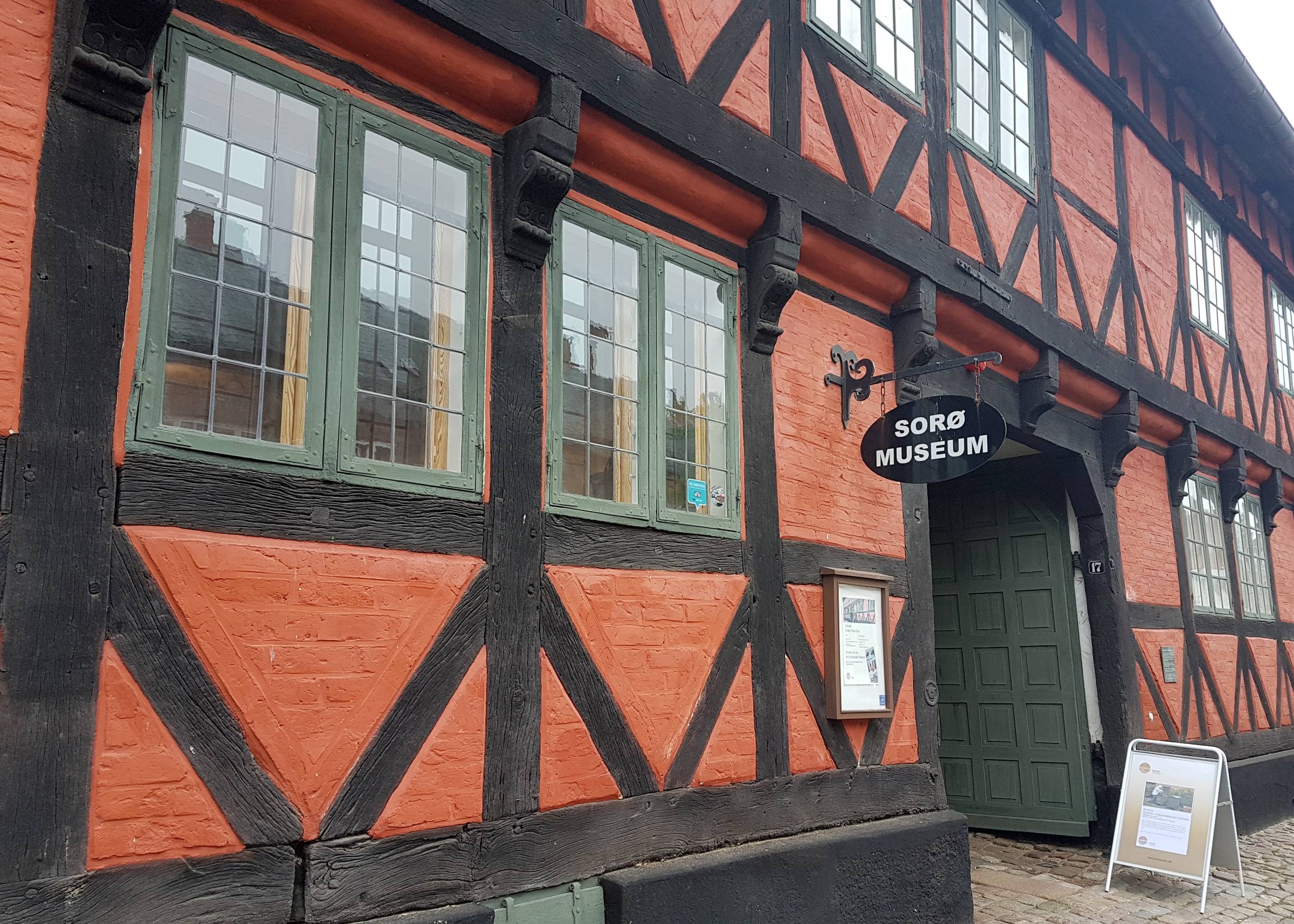 Fachwerkaus mit Hiweisschild zum Museum