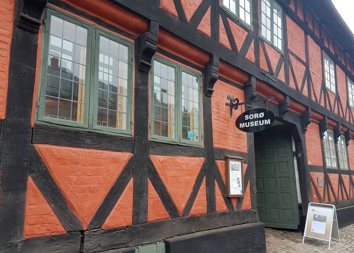 Fachwerkaus mit Hiweisschild zum Museum