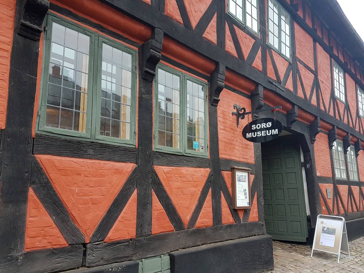 Fachwerkaus mit Hiweisschild zum Museum