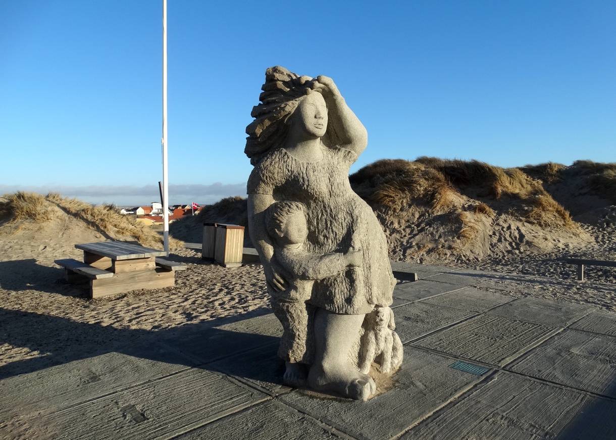 Skulptur einer Fischersfrau am Strand