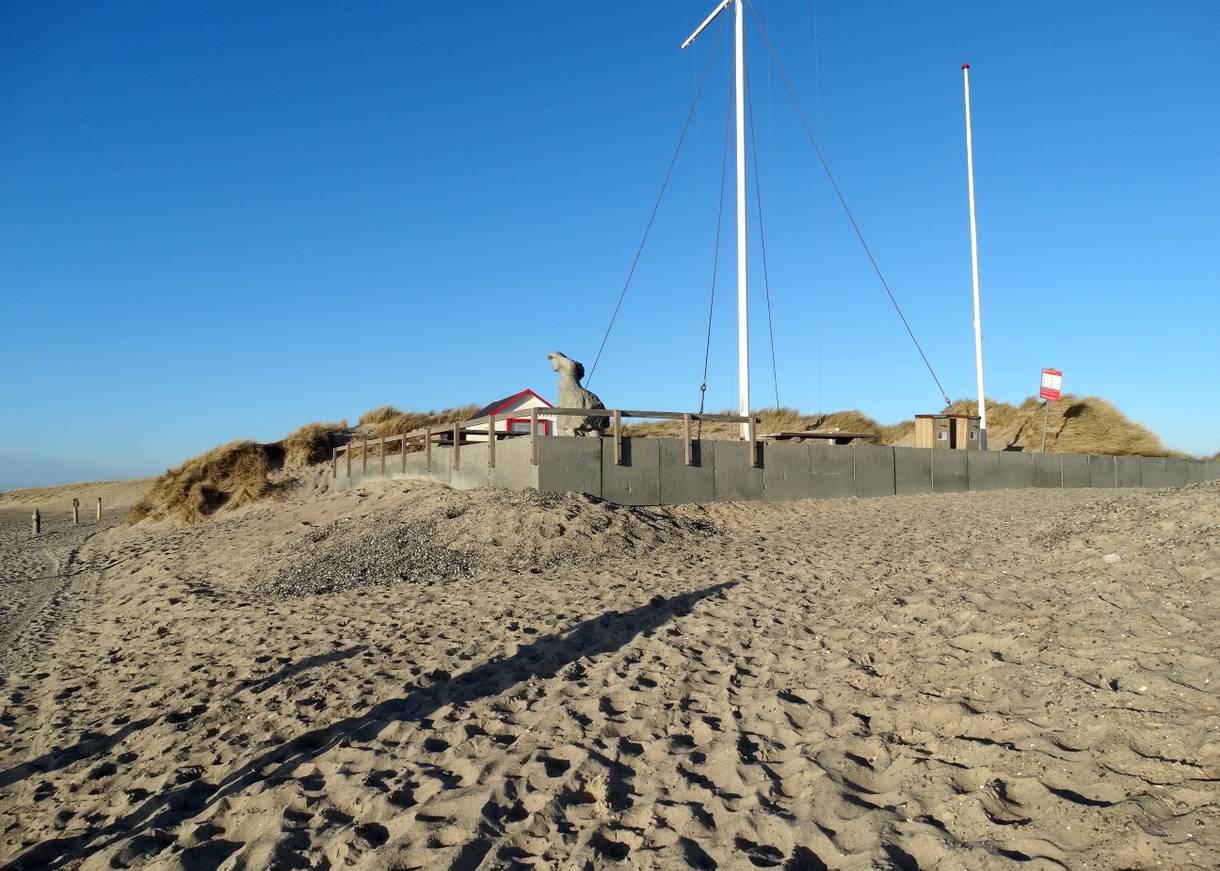Betonierter Aussichtsbalkon am Strand