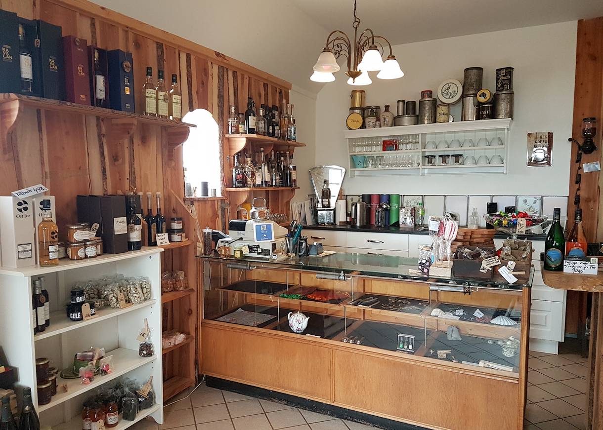 Verkaufsraum eines Kaffeegeschäftes im Stil der 50er Jahre