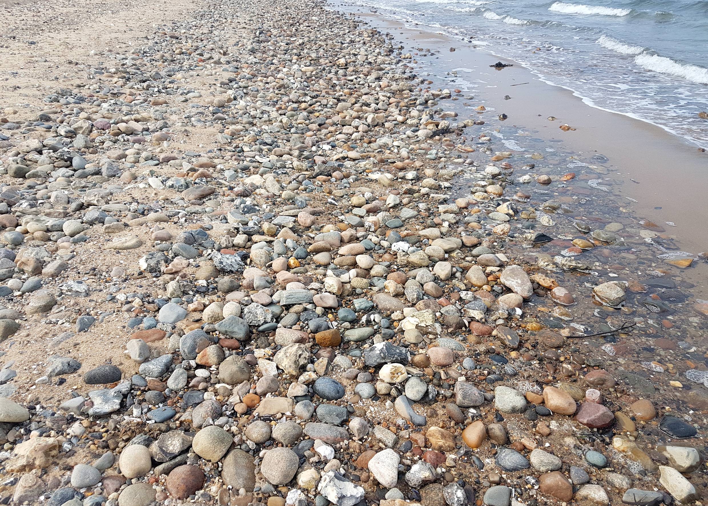 Steinige Wasserkante am Strand