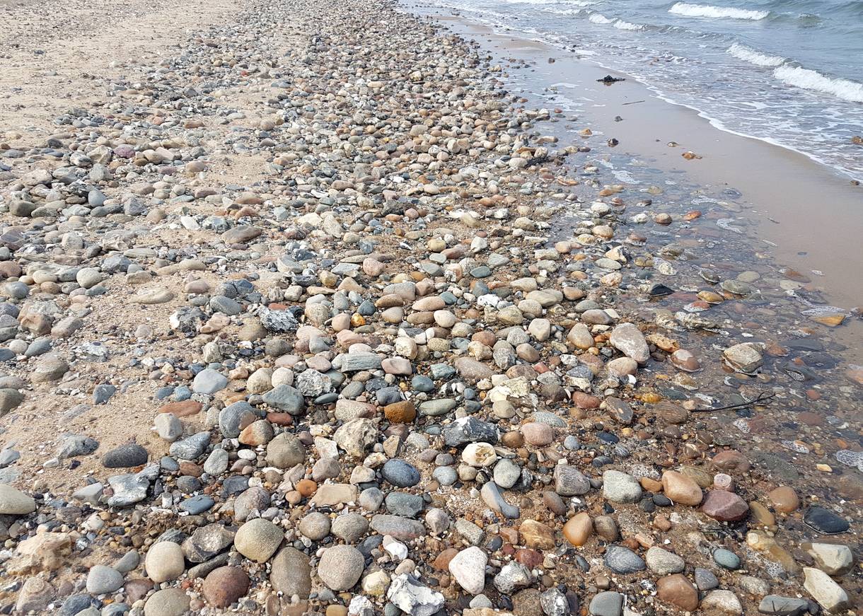 Steinige Wasserkante am Strand