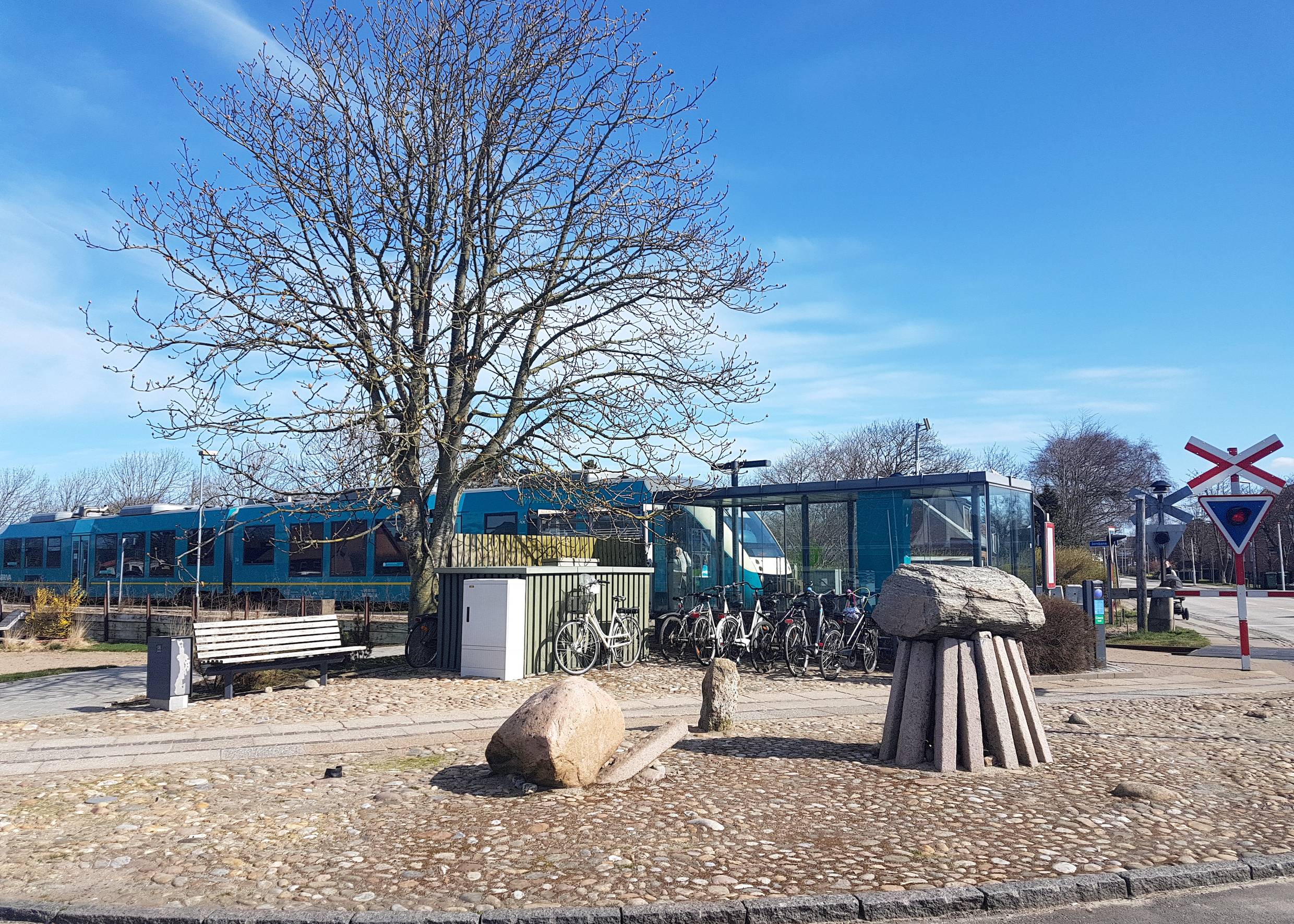 Bahnsteg mit einem Fahrradständer, dahinter hält der Regionalzug