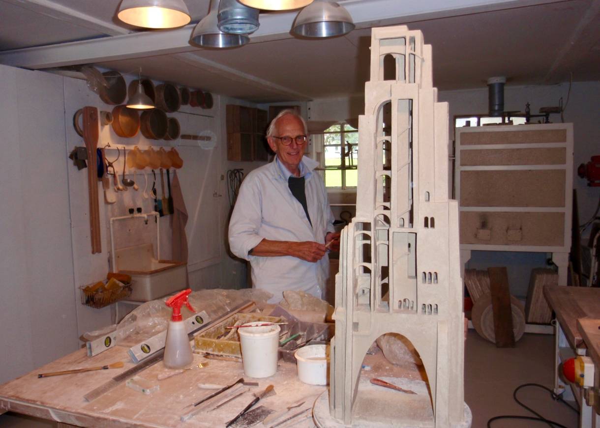 Keramikskulptur in der Werkstatt, dahinter steht der Künstler
