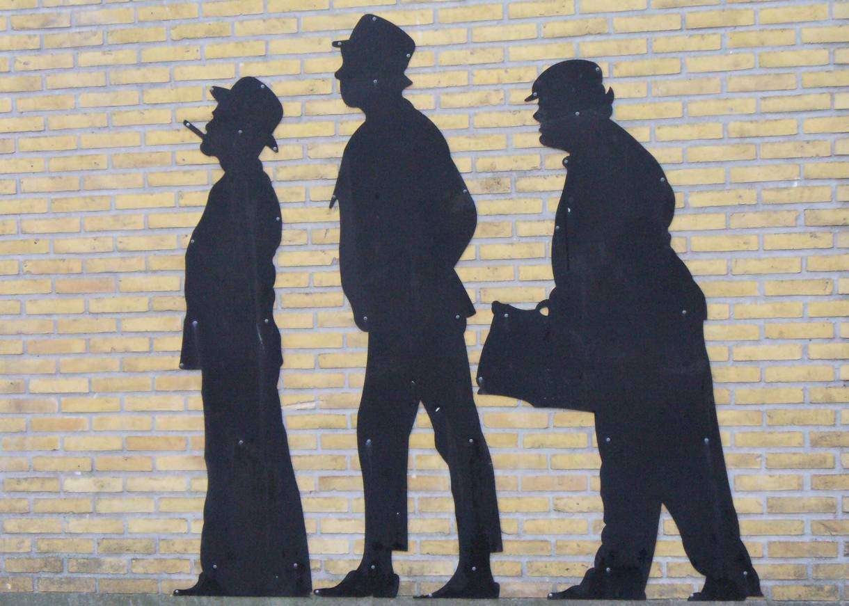 Schattenbild der Olsenbande an einer Hauswand