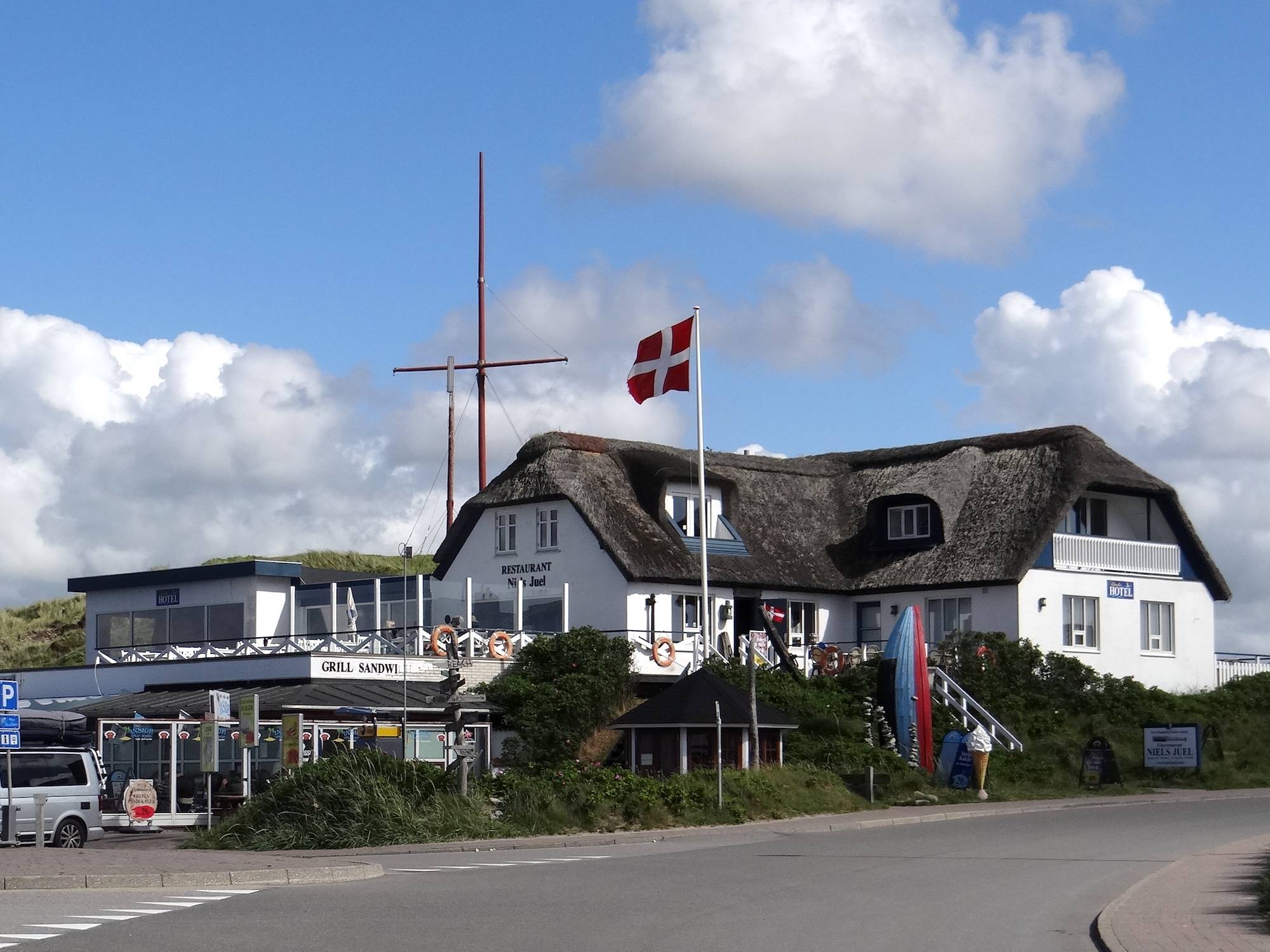 Weißes Reetdachhaus mit Restaurant