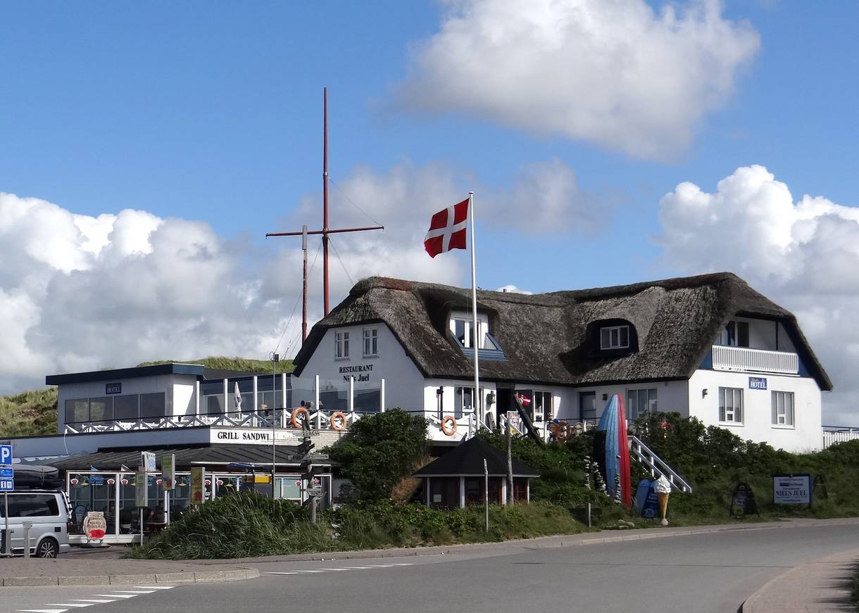 Weißes Reetdachhaus mit Restaurant