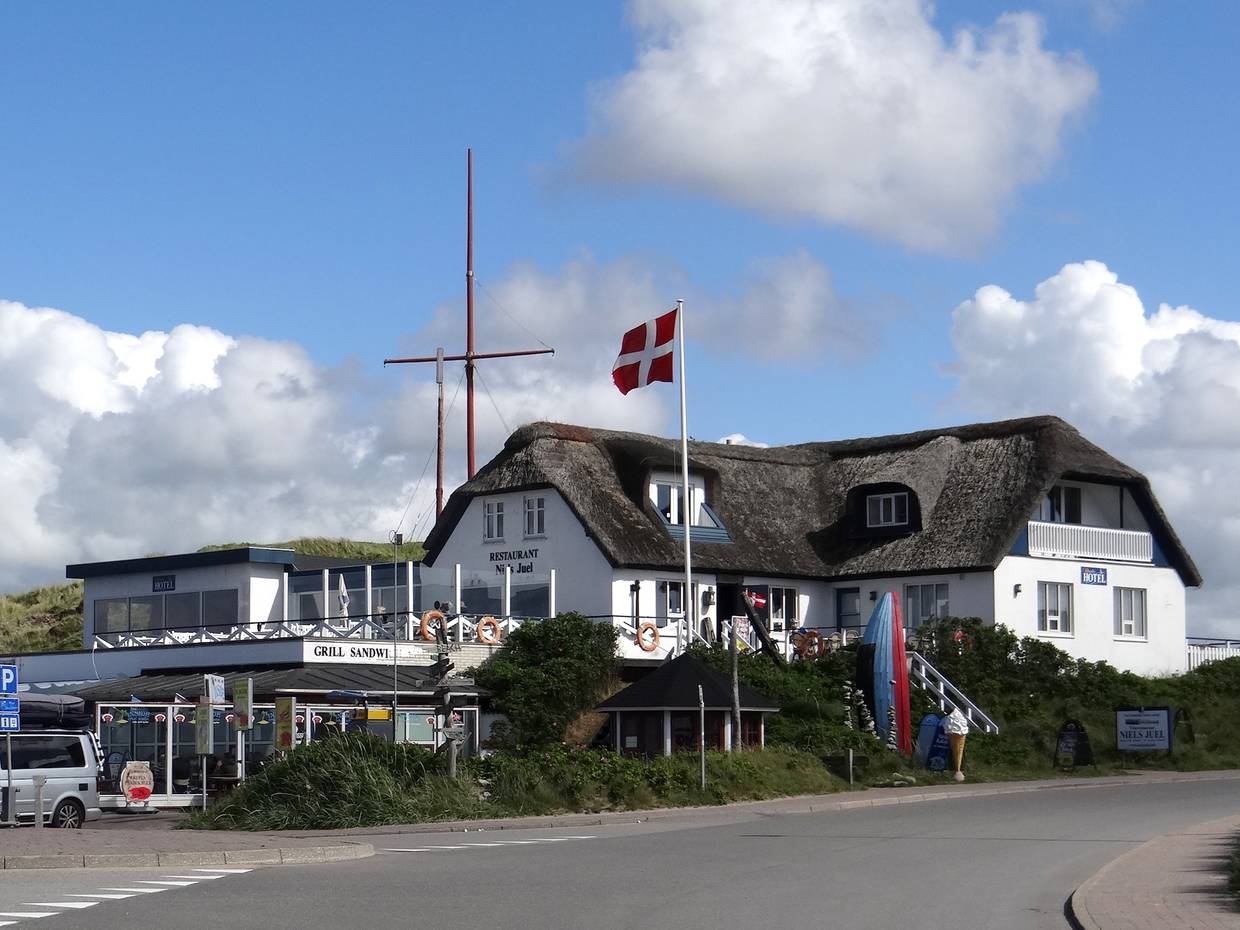 Weißes Reetdachhaus mit Restaurant