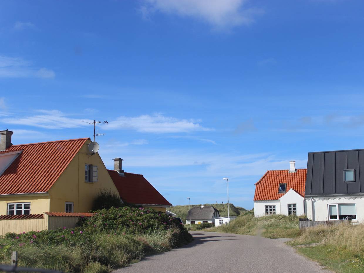 Straße durch Klitmøller mit gelben und weißen Häusern am Weg