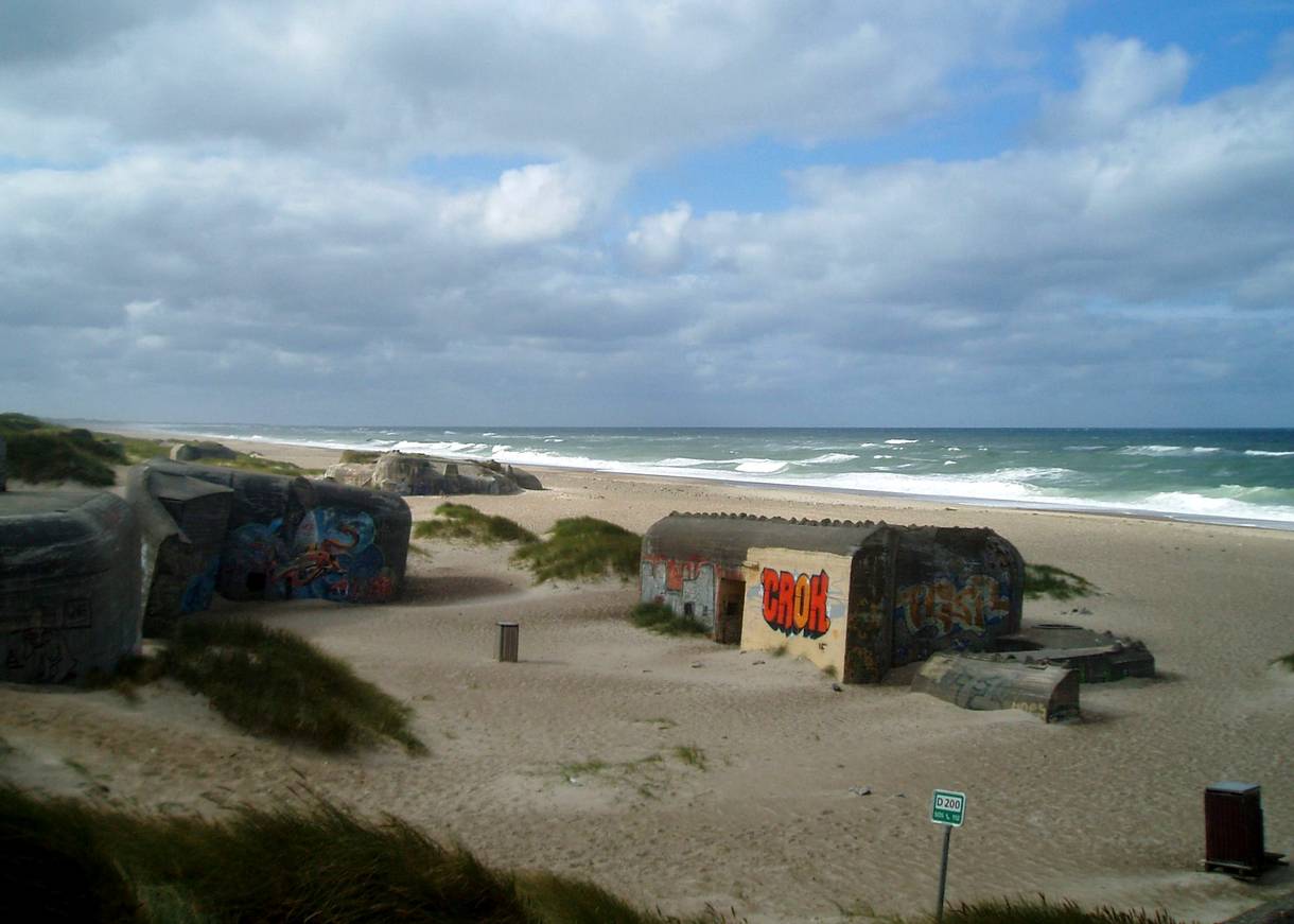 Bunt bemalte Bunker am Strand