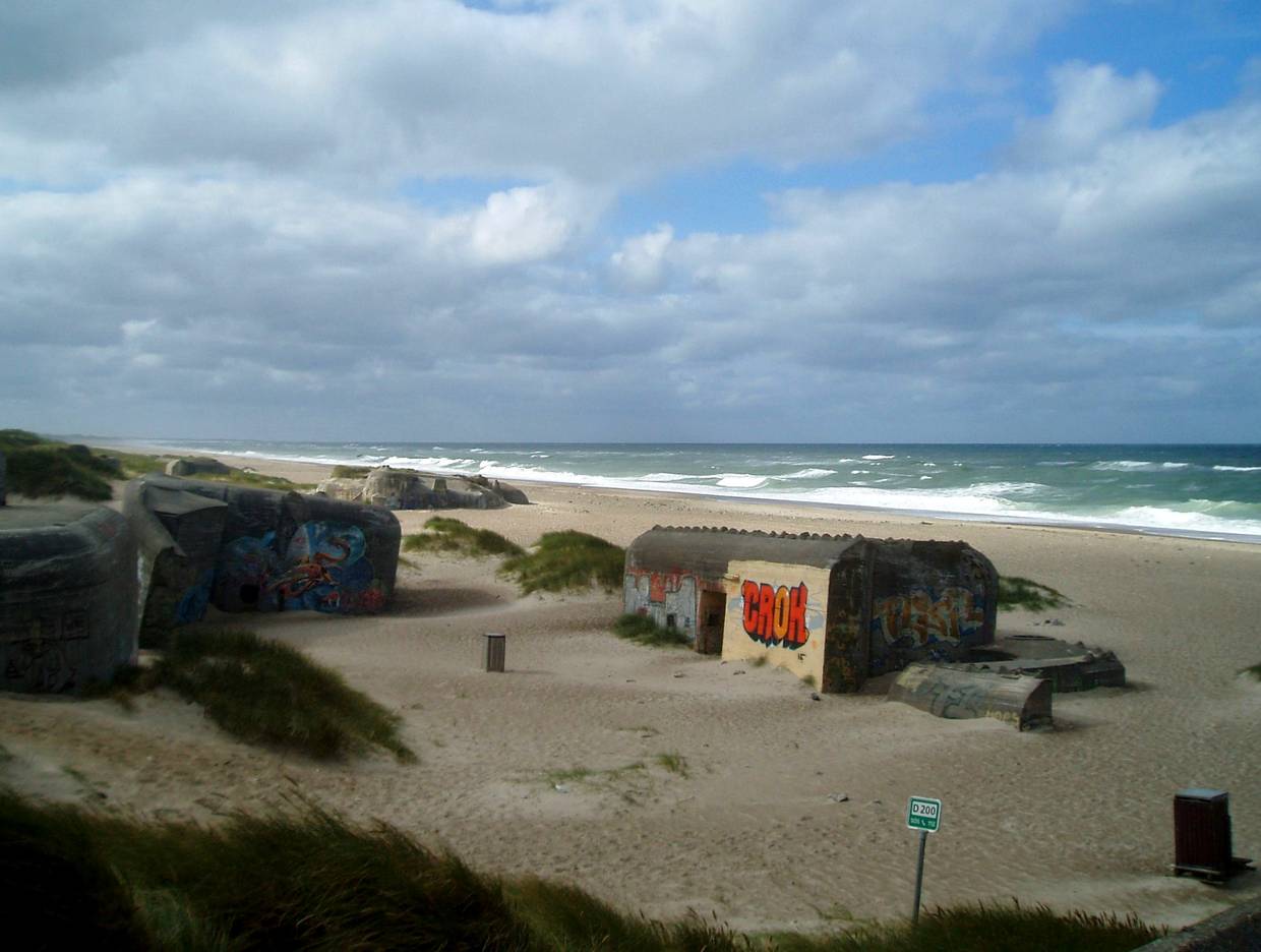 Bunt bemalte Bunker am Strand