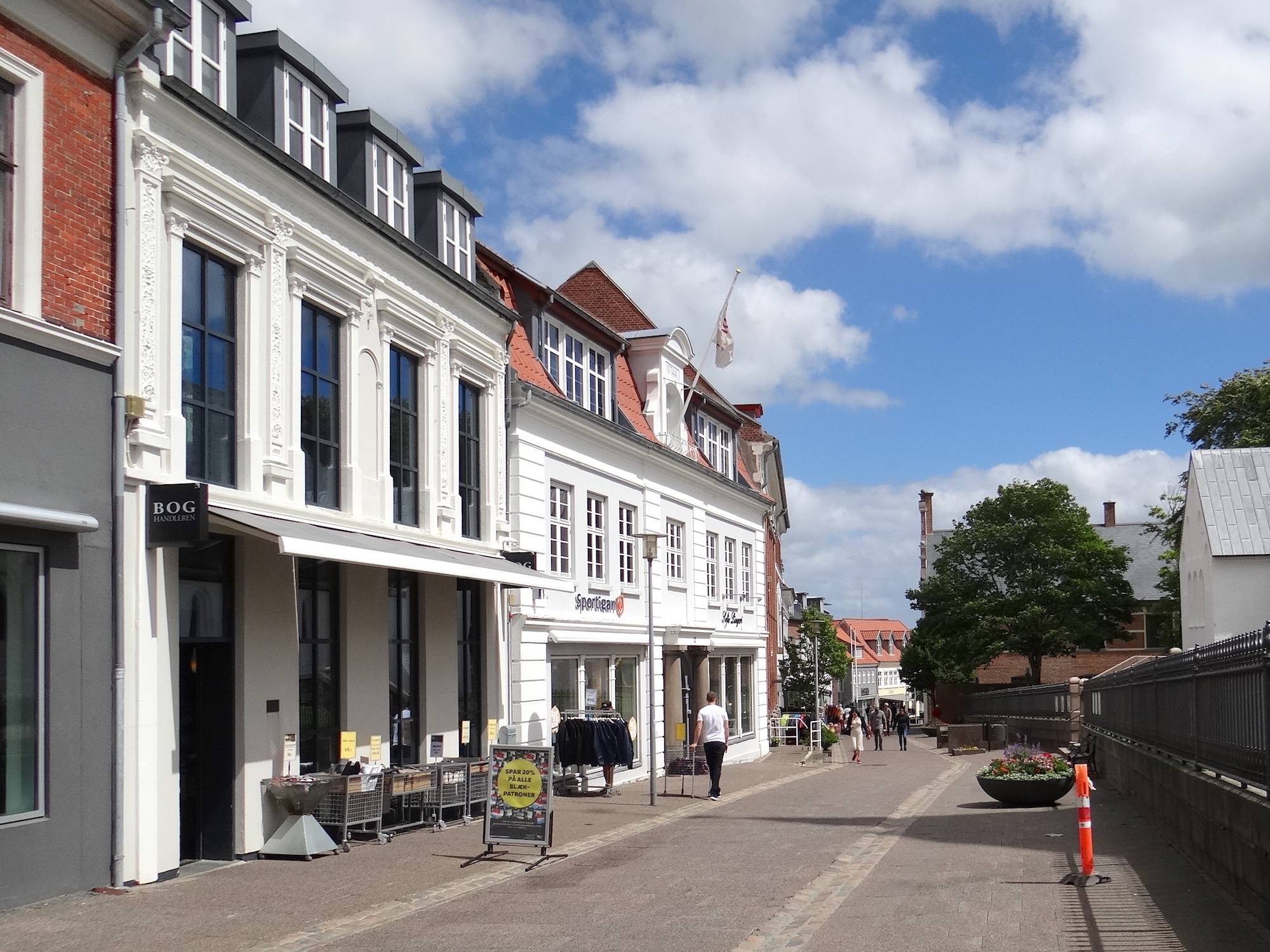 Straße mit Geschäften in Thisted