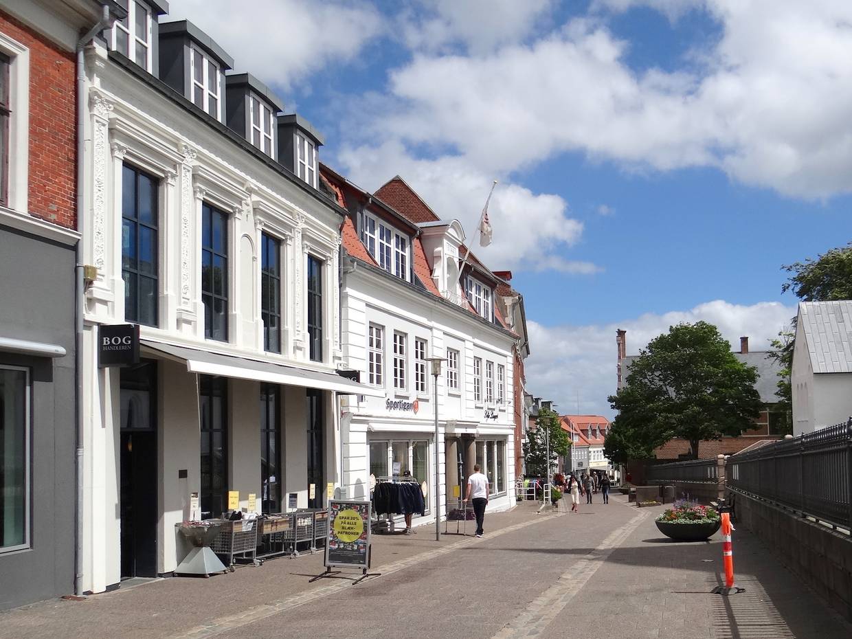 Straße mit Geschäften in Thisted