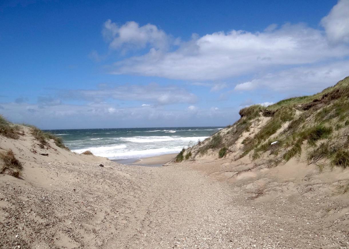 Blick durch die Dünen auf die Nordseewellen