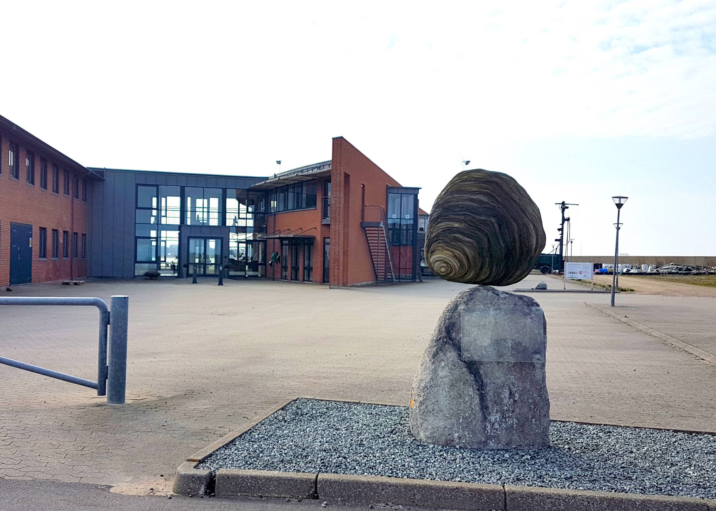 Die Skulptur einer übergroßen Austernschale vor dem modernen Museumsgebäude
