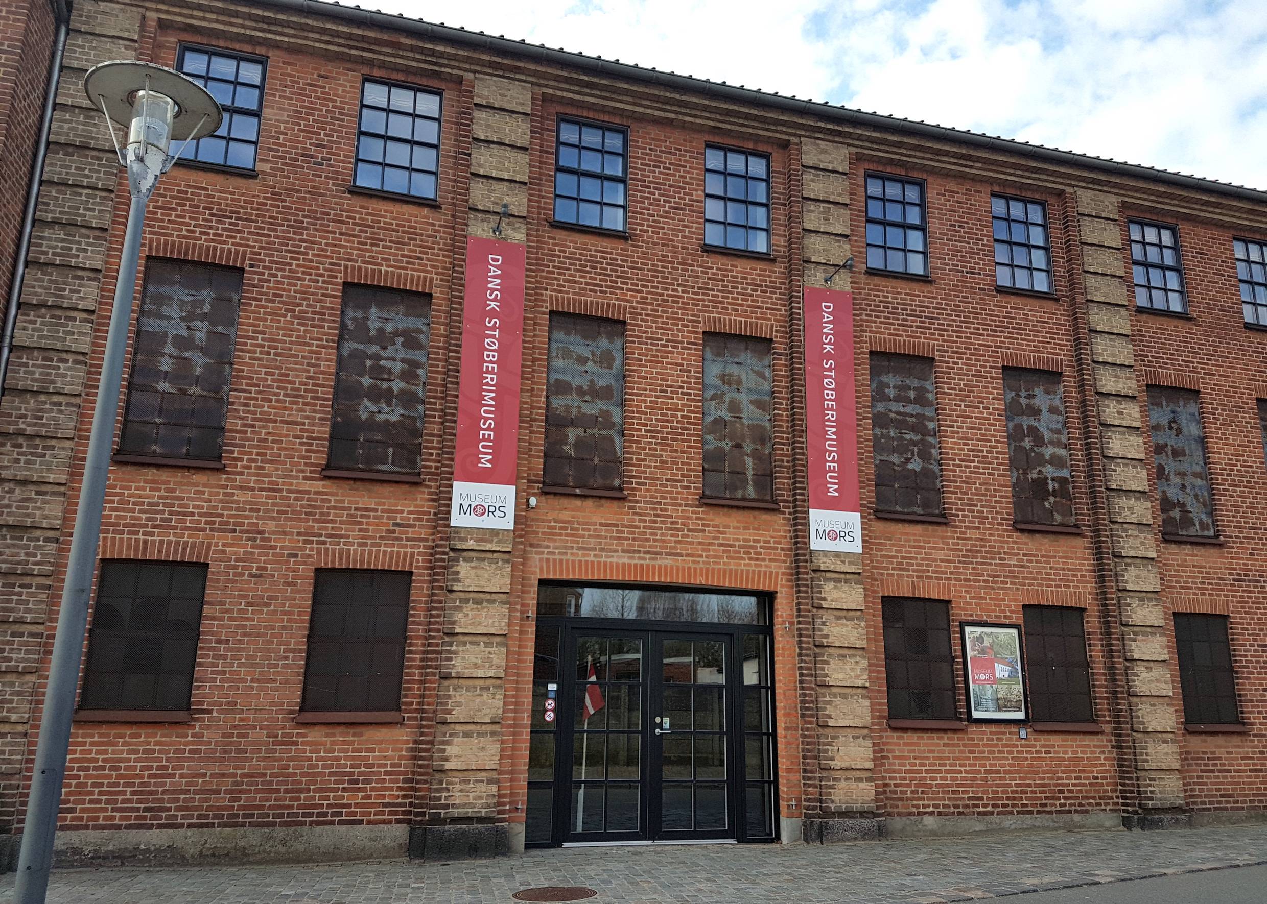 Rote Bachsteinfront eines alten Industriegebäudes