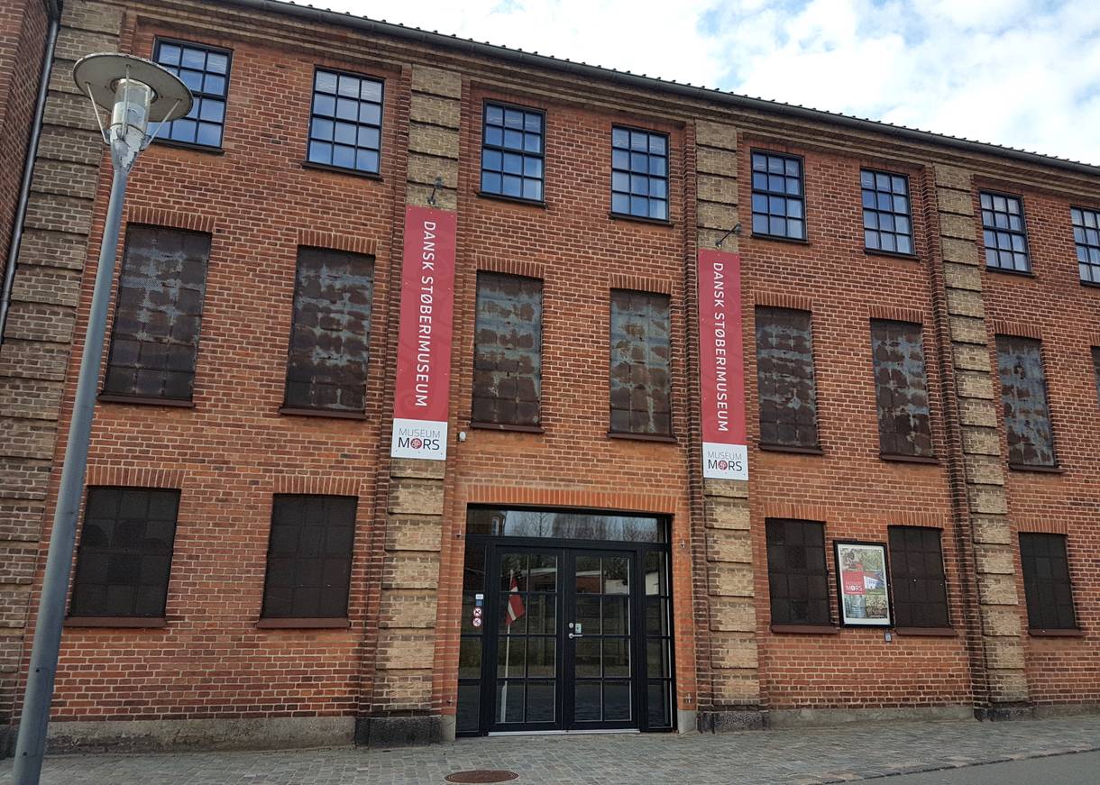 Rote Bachsteinfront eines alten Industriegebäudes