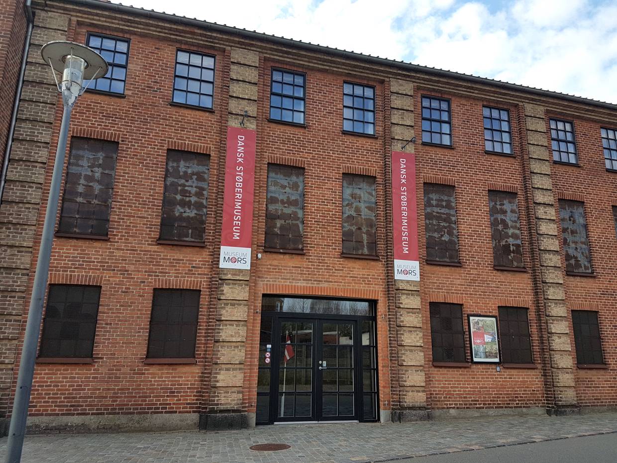 Rote Bachsteinfront eines alten Industriegebäudes