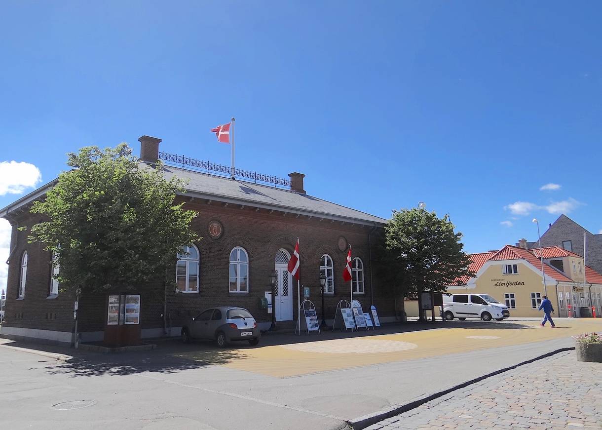 Touristinformation in ein kleines, altes Gebäude mit der dänischen Flagge auf dem Dach