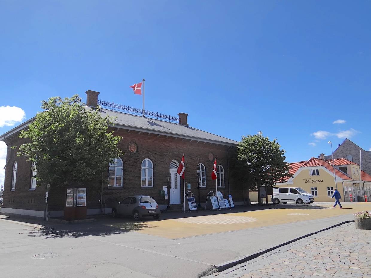 Touristinformation in ein kleines, altes Gebäude mit der dänischen Flagge auf dem Dach