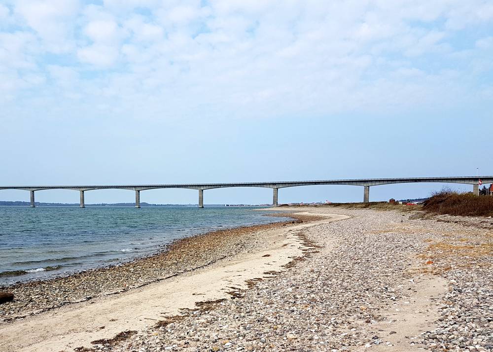 Schlichte, hohe Brücke über den Limfjord