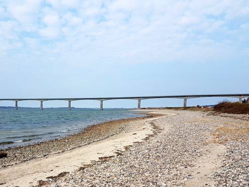 Schlichte, hohe Brücke über den Limfjord