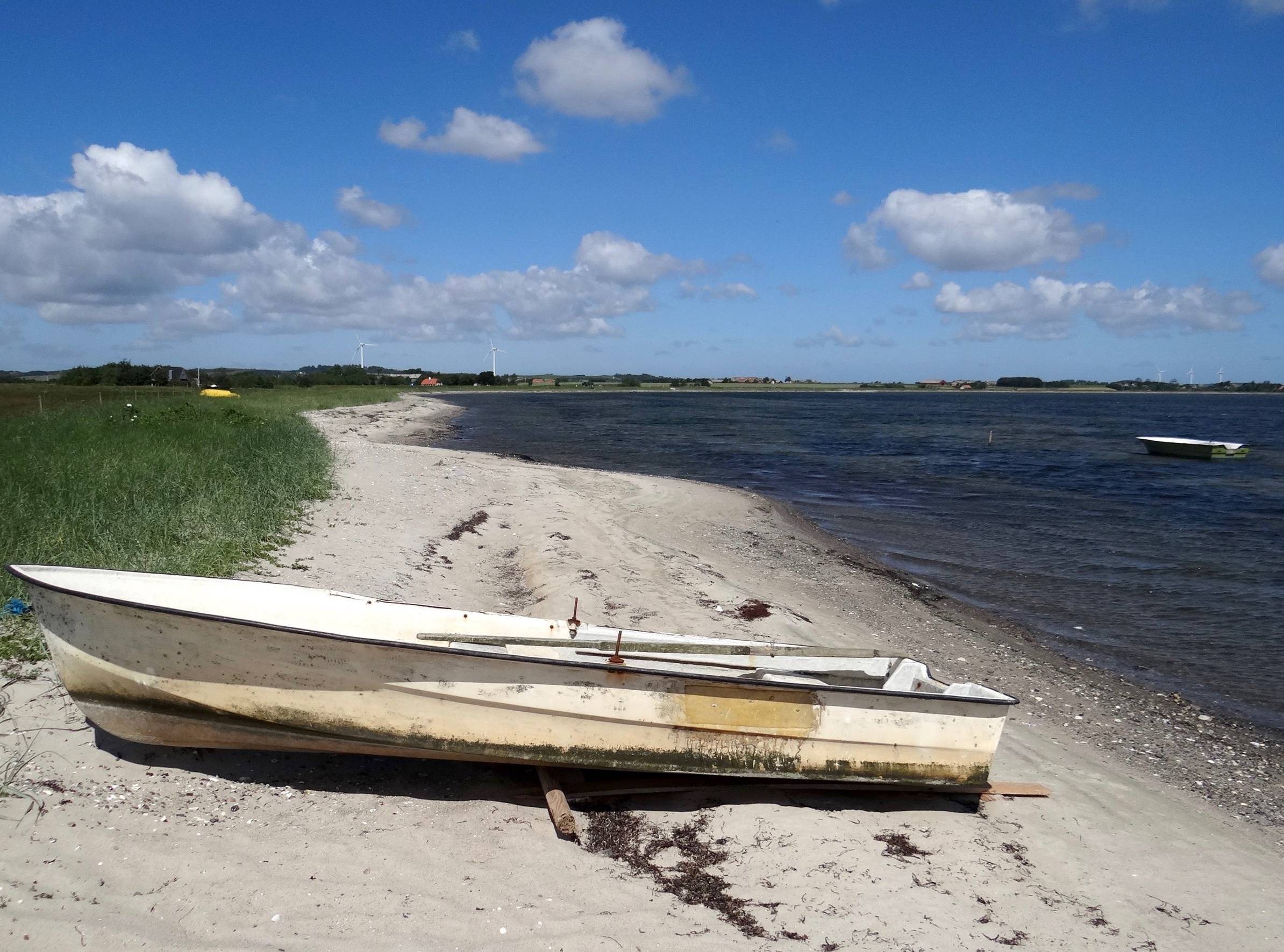 Ruderboot auf einem schmalen Sandstrand