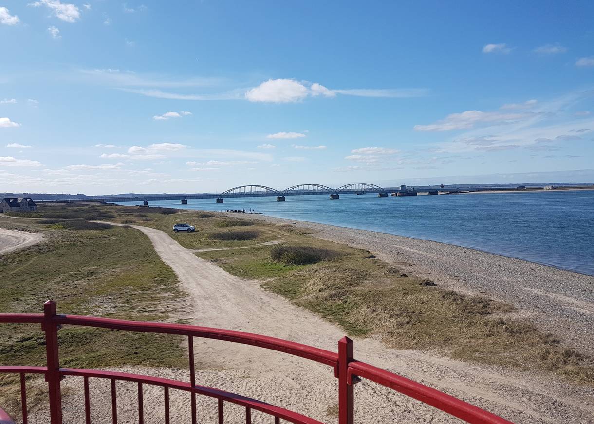 Blick auf die runden Bögen der Oddesundbrücke