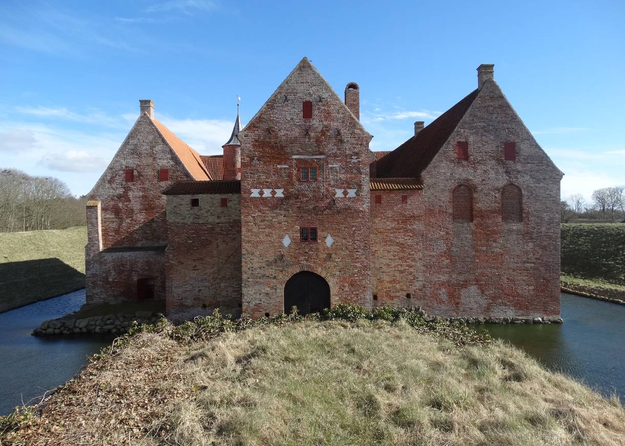 Sehr gut erhaltene Backsteinburg, umgeben von einem breiten Wassergraben